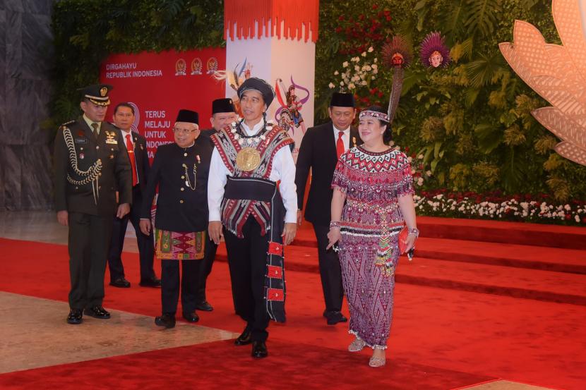 Presiden Joko WIdodo bersama Ketua DPR Puan Maharani saat menghadiri Sidang Paripurna perdana DPR Tahun Sidang 2023-2024 yang diselenggarakan di Gedung Nusantara, Kompleks Parlemen, Senayan, Jakarta, Rabu (16/8/2023). 