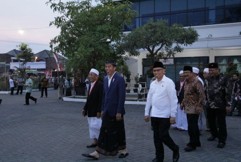 Presiden Joko Widodo bersama Ketua OJK Wimboh Santoso hadir di Pondok Pesantren As-Salafi Al-Fithrah, Surabaya Jawa Timur untuk meresmikan Bank Wakaf Mikro Al-Fithrah Wava Mandiri pada Jumat (9/3).