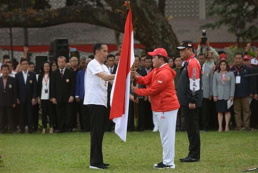 Presiden Joko Widodo bersama Ketua Pelaksana Asian Games Erick Thohir saat melepas kontingen tim Indonesia yang akan berlaga di Asian Games 2018