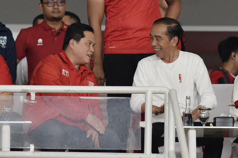 Presiden Joko Widodo bersama Ketua PSSI Erick Thohir saat menyaksikan laga kualifikasi Piala Dunia 2026 antara Indonesia melawan Filipina di Stadion Utama GBK, Senayan, Jakarta, Selasa (11/6/2024).
