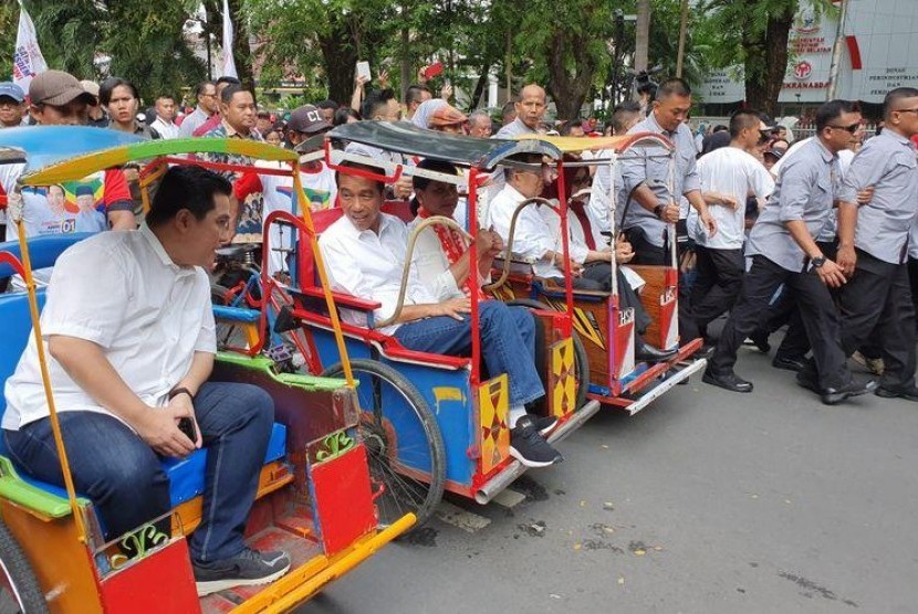 Presiden Joko Widodo bersama Ketua TKN Erik Tohir melakukan kunjungan ke Makassar untuk melihat Pembangunan Makasar New Port (MNP) milik PT Pelindo IV (Persero), Makassar, Ahad (31/3). 