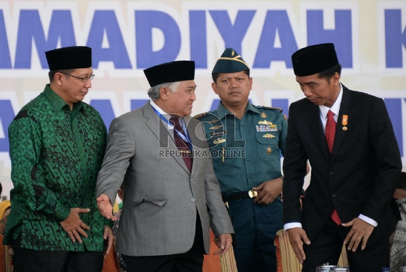  Presiden Joko Widodo bersama Ketua Umum PP Muhammadiyah Din Syamsuddin dan Menteri Agama Lukman Hakim Saifuddin ketika pembukaan Muktamar Muhammadiyah ke-47 di Lapangan Karebosi, Makasar,Sulsel, Senin (3/8).