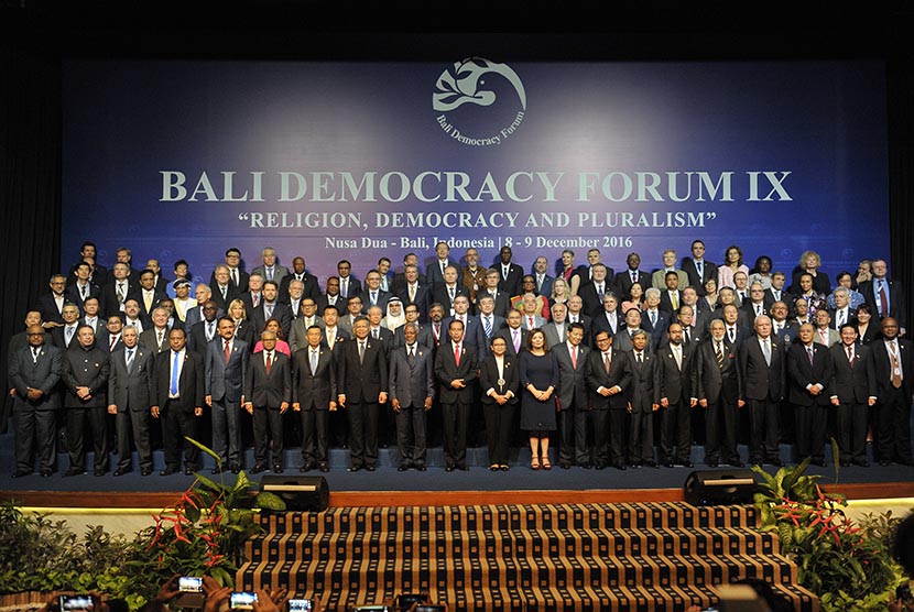 Presiden Joko Widodo bersama mantan Sekjen PBB, Kofi Annan dan Menlu Retno L.P Marsudi berfoto bersama menteri-menteri dan delegasi negara peserta dalam pembukaan Bali Democracy Forum (BDF) IX di Nusa Dua, Kamis (8/12).