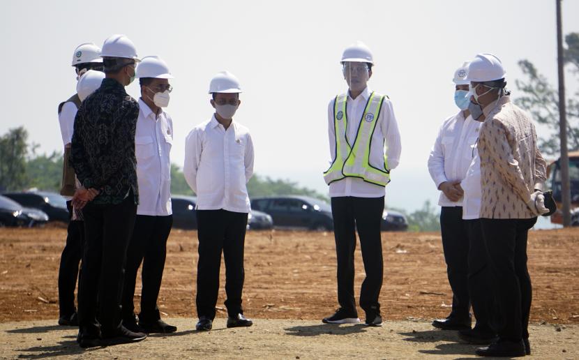 Presiden Joko Widodo bersama Menteri Badan Usaha Milik Negara (BUMN) Erick Thohir berbincang saat peninjauan Kawasan Industri Terpadu Batang.