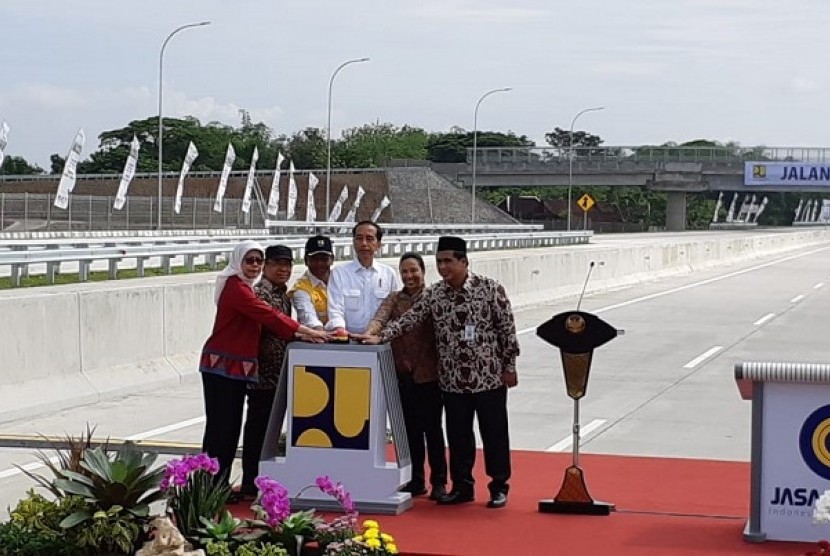 Presiden Joko Widodo bersama Menteri BUMN Rini Soemarno meresmikan operasional jalan tol Solo-Ngawi segmen Sragen-Ngawi di Rest Area KM 538 di Kecamatan Ngrampal Kabupaten Sragen, Rabu (28/11).