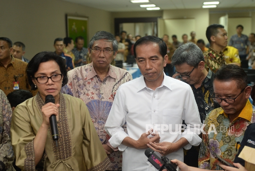 Presiden Joko Widodo bersama Menteri Keuangan Sri Mulayani memantau pelayanan penerimaan laporan daftar kekayaan wajib pajak di Dirjen Pajak Pusat, Jakarta, Jumat (30/9). 