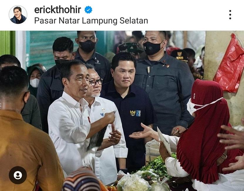 Presiden Joko Widodo bersama Menteri Perdagangan Zulkifli Hasan dan Menteri BUMN Erick Thohir sedang berbincang dengan salah seorang pedagang di Pasar Natar, Lampung Selatan, Provinsi Lampung, Jumat (6/5/2023).