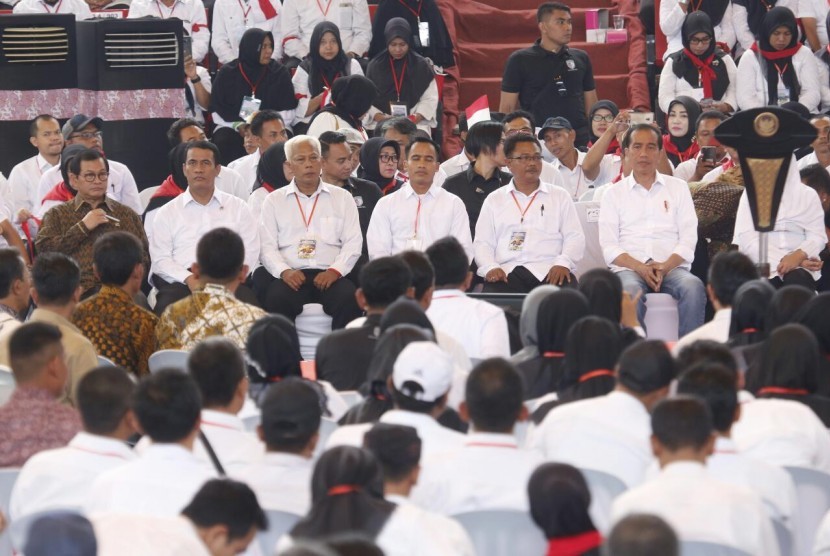 Presiden Joko Widodo bersama Menteri Pertanian Amran Sulaiman dalam Silaturahmi Nasional dengan THL-TBPP se Indonesia dengan tema 
