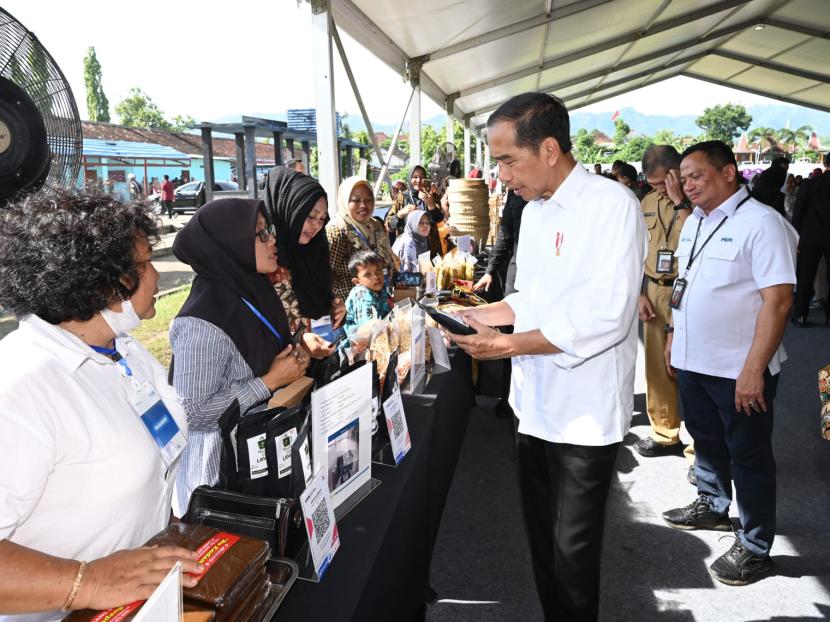 Presiden Joko Widodo bersama nasabah program Membina Ekonomi Keluarga Sejahtera (Mekaar) binaan PT PNM.