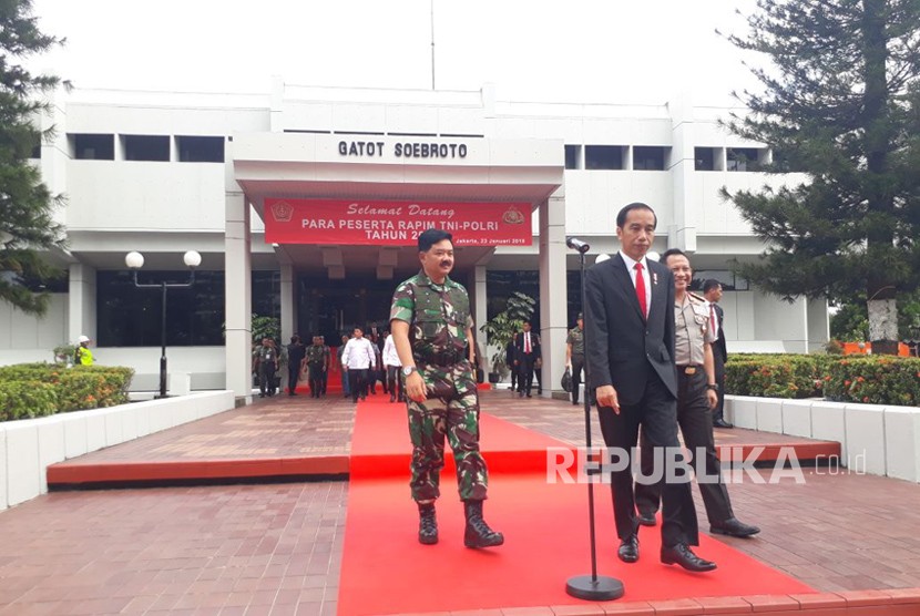 President Joko Widodo accompanied with TNI chief Marshall Hadi Tjahjanto (left) and National Police Chief Tito Karnavian (right) leaves TNI Headquarters in Cilangkap, East Jakarta after giving directives during a routine leadership meeting of the TNI and Polri, on Tuesday.
