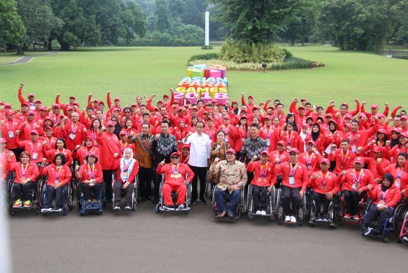 Presiden Joko Widodo bersama para atlet Asian Para Games 2018 di Istana Negara.