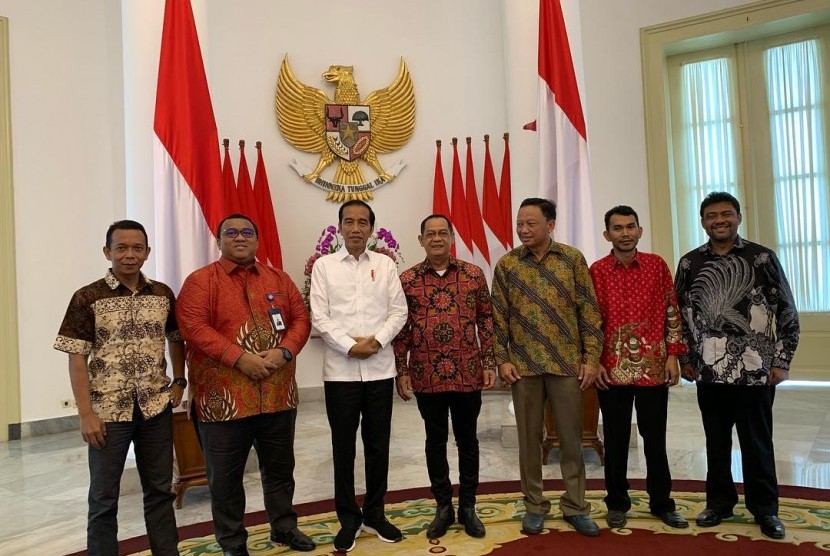 Presiden Joko Widodo bersama pemimpin organisasi serikat buruh, Jumat (26/4).