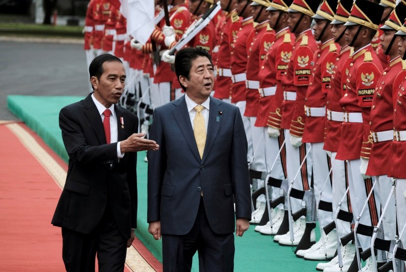 Presiden Joko Widodo bersama PM Jepang Shinzo Abe di Istana Bogor, Ahad (15/1).