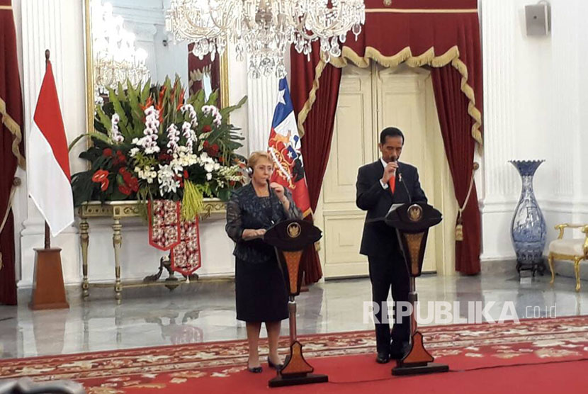 Presiden Joko Widodo bersama Presiden Cile Veronica Michelle Bachelet melakukan pernyataan bersama terkait kerjasama kedua negara di Istana Merdeka, Jumat (12/5). 