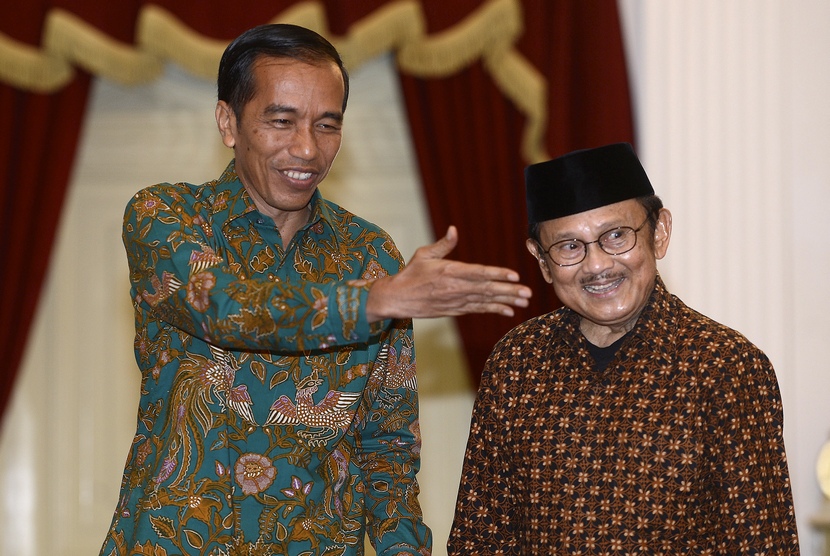 Presiden Joko Widodo bersama Presiden RI ke-3 BJ Habibie.