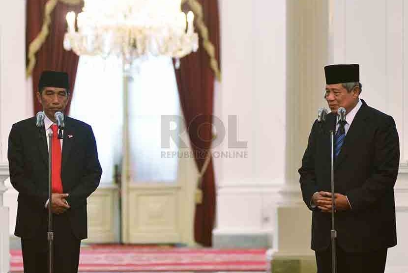 Presiden Joko Widodo bersama Presiden RI Ke-6 Susilo Bambang Yudhoyono saat berada Istana Merdeka, Jakarta, Senin (20/10). Presiden Joko Widodo resmi dilantik menggantikan SBY.