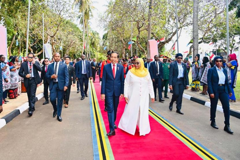 Presiden Joko Widodo bersama Presiden Samia Suluhu Hassan berjalan berdampingan menuju Kikwete Hall, Dar Es Salaam State House, Dar Es Salaam, Republik Persatuan Tanzania.