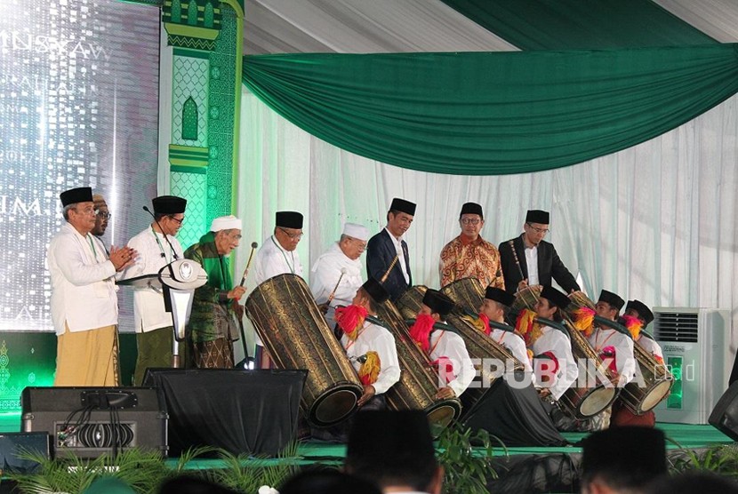 Presiden Joko Widodo bersama Rais Am, Mustasyar, dan Ketum PBNU, serta Gubernur NTB menabuh Gendang Beleq menandari dibukanya Munas Alim Ulama dan Konbes NU