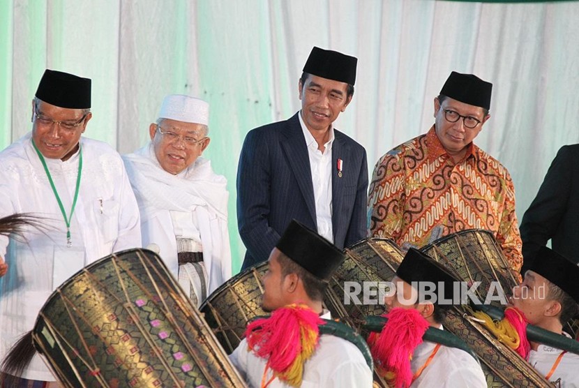 Presiden Joko Widodo bersama Rais Am, Mustasyar, dan Ketum PBNU, serta Gubernur NTB menabuh Gendang Beleq menandari dibukanya Munas Alim Ulama dan Konbes NU 