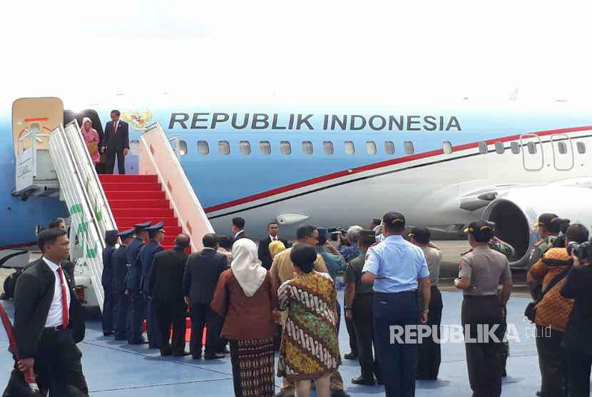 Presiden Joko Widodo bersama sejumlah menteri berangkat menuju Istanbul, Turki untuk mengikuti pertemuan OKI melalui bandara Halim Perdanakusuma, Selasa (12/12). 