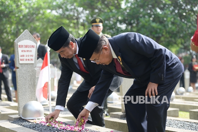 President Joko Widodo together with Vice President Jusuf Kalla laid a wreath at a monument in Kalibata Heroes Cemetery to commemorate National Heroes Day 2016, Thursday (11/10).