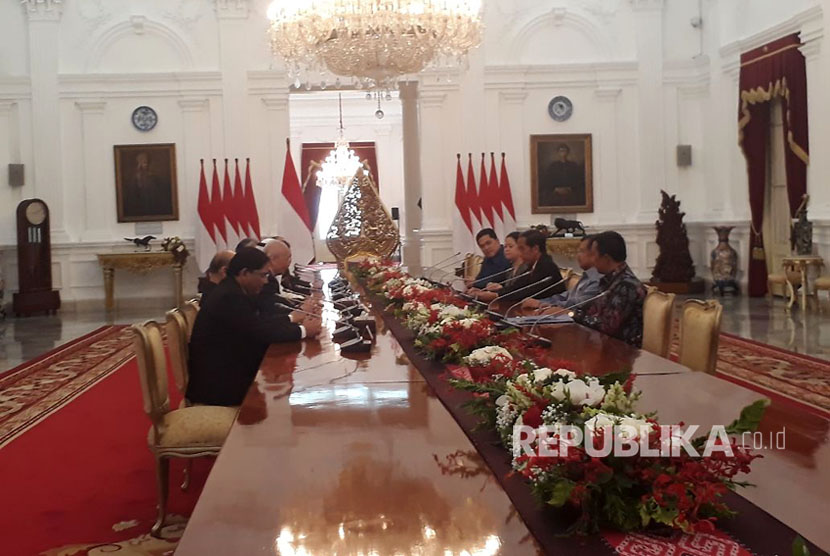 President Joko Widodo and Vice President Jusuf Kalla accompanied by Coordinating Ministry for Human Development and Cultural Affairs, Sports Minister, Chariman of INASGOC Erick Thohir received a delegation of the Olympic Council of Asia (OCA) led by OCA President Sheikh Fahad Al-Sabah in Merdeka Palace, here, Monday.