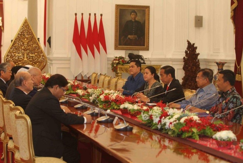 Presiden Joko Widodo bersama Wakil Presiden Jusuf Kalla, didampingi Menko PMK Puan Maharano, Menpora Imam Nahrawi, dan Ketua Inasgoc Erick Thohir, menggelar pertemuan dengan Delegasi Dewan Olimpiade Asia (OCA) di Istana Merdeka, Senin (16/10).