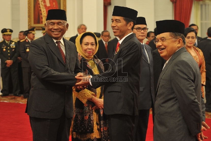 Presiden Joko Widodo bersama Wakil Presiden Jusuf Kalla memberikan ucapan selamat kepada pimpinan KPK sementara Taufiqurrahman Ruki seusai acara pelantikan di Istana Negara, Jakarta, Jumat (20/2).