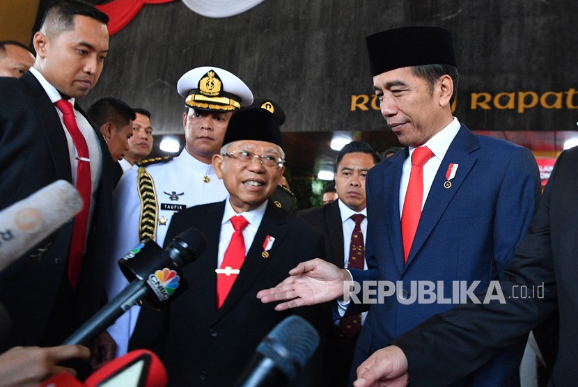 Presiden Joko Widodo bersama Wakil Presiden Ma'ruf Amin memberikan keterangan kepada wartawan usai upacara pelantikan presiden dan wakil presiden periode 2019-2024 di Gedung Nusantara, kompleks Parlemen, Senayan, Jakarta, Ahad  (20/10/2019).