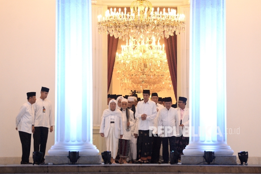 President Joko Widodo together with VP Jusuf Kalla and ulemas walk to the venue of Dzikir Kebangsaan (national prayer) in the yard of Merdeka Palace, Jakarta, Tuesday (August 1) night.