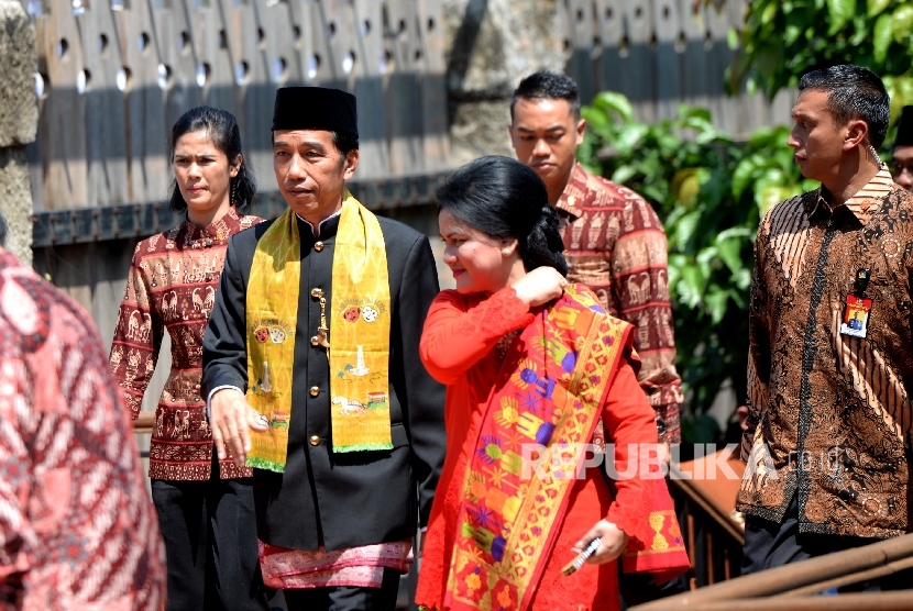 Presiden Joko Widodo bersama Ibu Iriana Joko Widodo saat menghadiri Lebaran Betawi di Kampung Budaya Betawi Setu Babakan, Jakarta, Ahad (30/7).