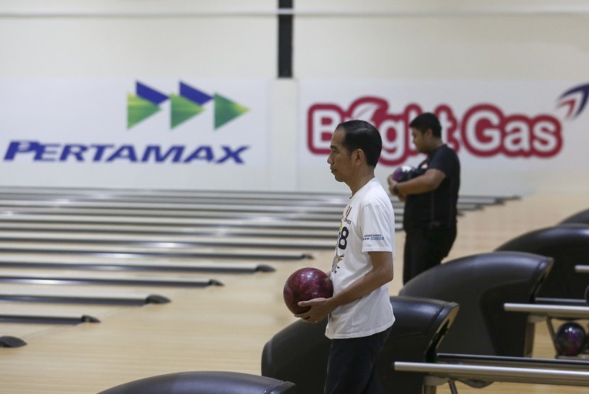 Presiden Joko Widodo bersiap melempar bola saat mencoba lintasan arena Jakabaring Boling Center untuk Asian Games ke-18 di Jakabaring Sport City (JSC), Palembang, Sumateran Selatan, Sabtu (14/7). 