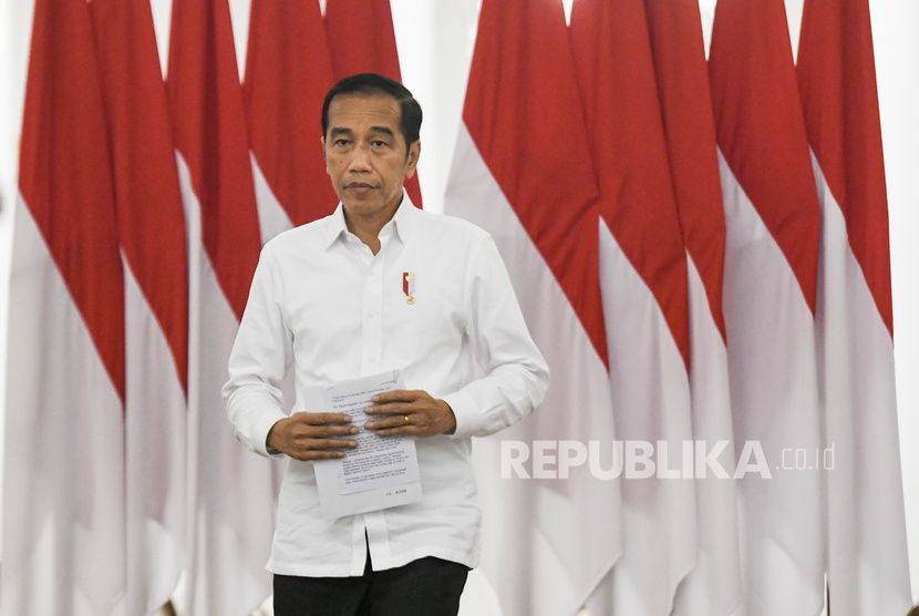 Presiden Joko Widodo bersiap memberikan keterangan pers terkait COVID-19 di Istana Bogor, Jawa Barat, Senin (16/3/2020).(Antara/Hafidz Mubarak)