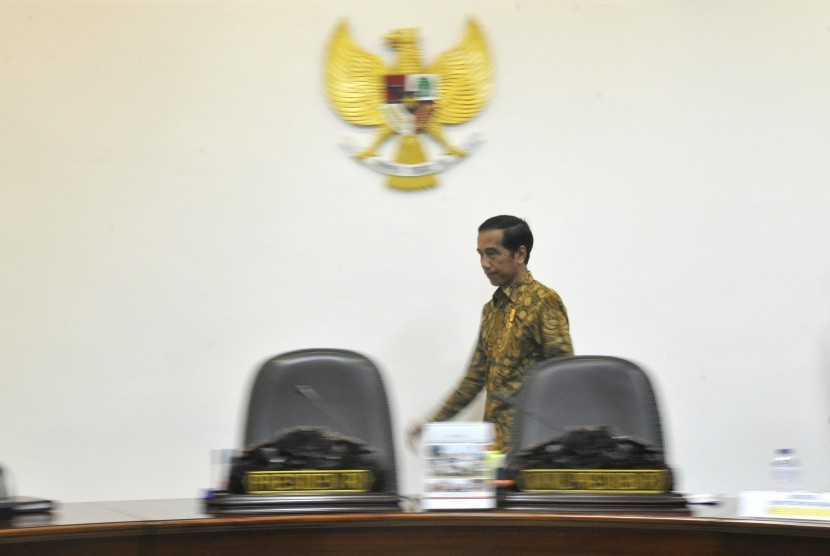 Presiden Joko Widodo bersiap memimpin jalannya rapat terbatas kabinet di Kantor Presiden, Jakarta, Rabu (20/5).