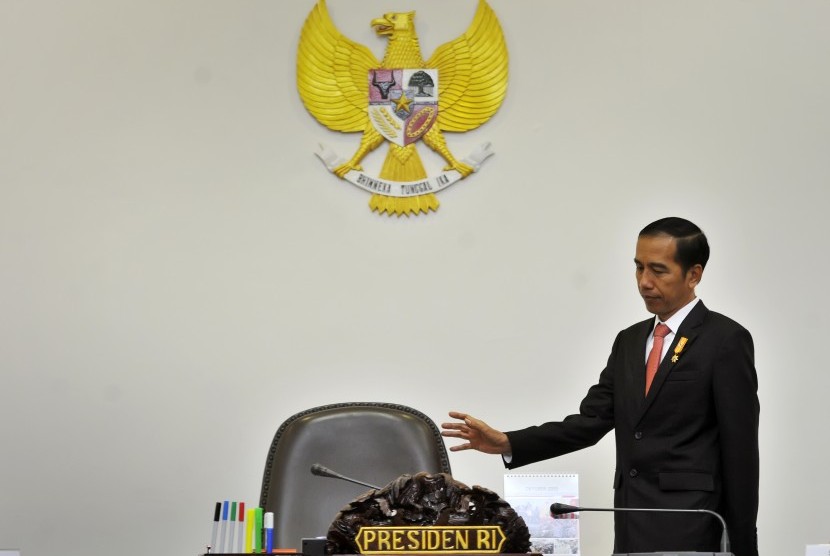 Presiden Joko Widodo bersiap memimpin Rapat Terbatas bersama Menteri Kabinet Kerja bidang Ekonomi membahas kebijakan pemangkasan izin ivestasi sebagai implementasi Paket Kebijakan Ekonomi II di Kantor Kepresidenan, Jakarta, Kamis (1/10).