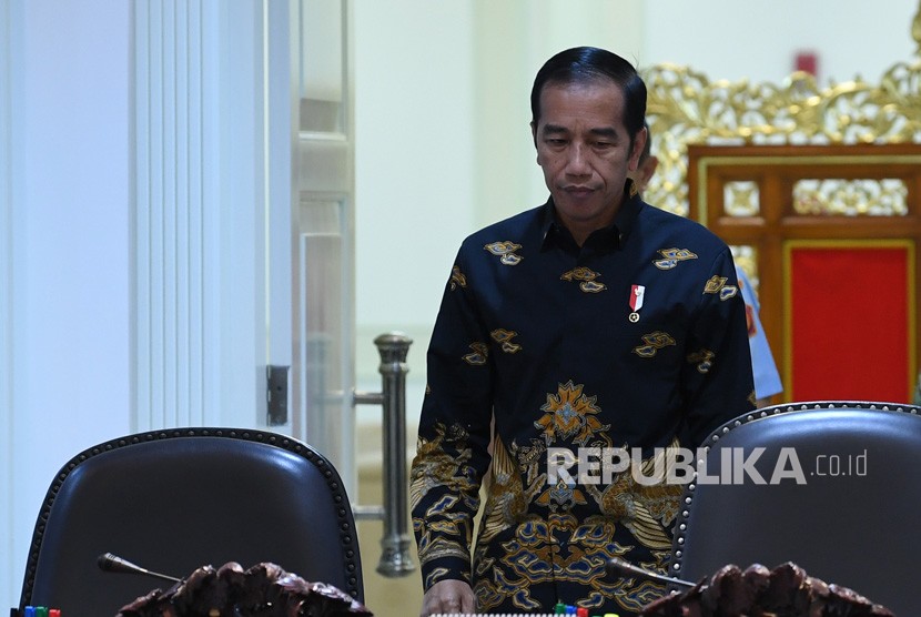 Presiden Joko Widodo bersiap memimpin rapat terbatas di Kantor Presiden, Jakarta, Rabu (7/11/2018). 