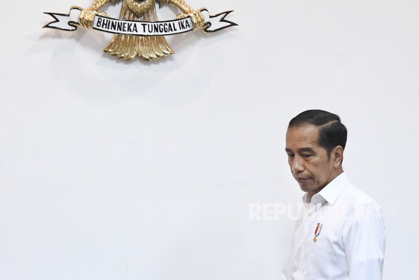 Presiden Joko Widodo bersiap memimpin rapat terbatas (ratas) di Kantor Presiden, Jakarta.