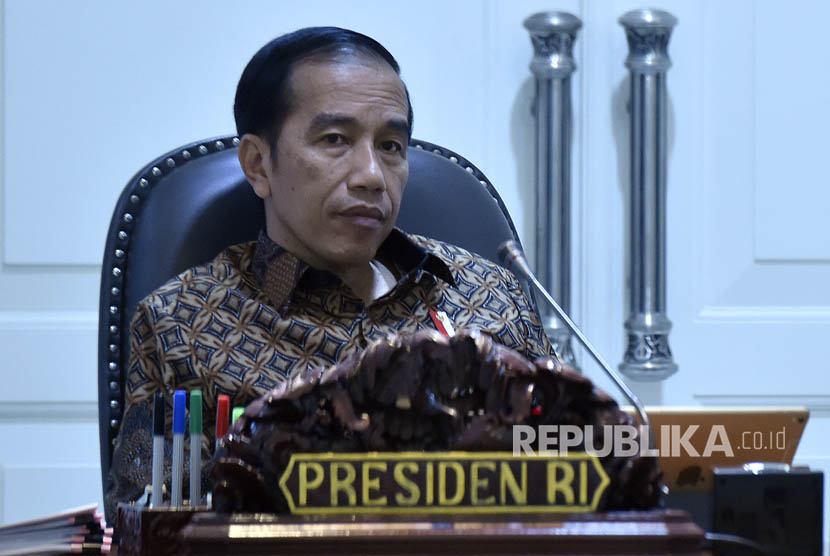 Presiden Joko Widodo bersiap memimpin rapat terbatas tentang perkembangan implementasi program pengentasan kemiskinan di Kantor Presiden, Jakarta, Selasa (25/7). 