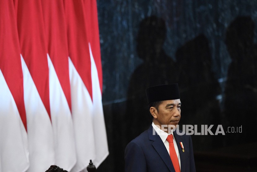 Presiden Joko Widodo bersiap mengikuti upacara pelantikan presiden dan Wakil Presiden di Gedung Nusantara, kompleks Parlemen, Senayan, Jakarta, Ahad (20/10/2019). 