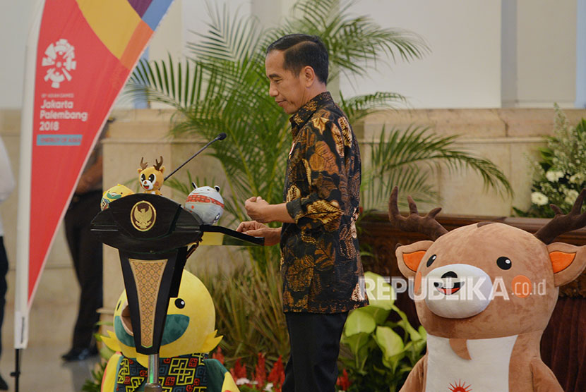 Presiden Joko Widodo bersiap menyampaikan paparan pendahuluan terkait promosi Asian Games 2018 di Istana Negara, Jakarta, Selasa (5/6). 