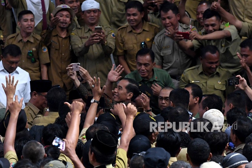 Presiden Joko Widodo berswafoto ketika bertemu ribuan perangkat desa yang tergabung dalam Persatuan Perangkat Desa Indonesia di Istora Senayan, Jakarta, Senin (14/1/2019). 