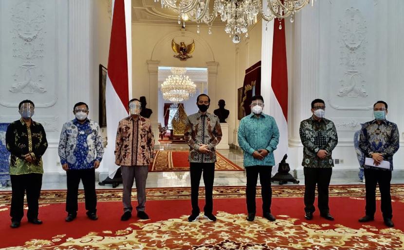 Presiden Joko Widodo bertemu dengan jajaran Presidium Majelis Nasional Korps Alumni Himpunan Mahasiswa Islam (KAHMI) di Istana Negara Jakarta pada Selasa (12/1/2021). 
