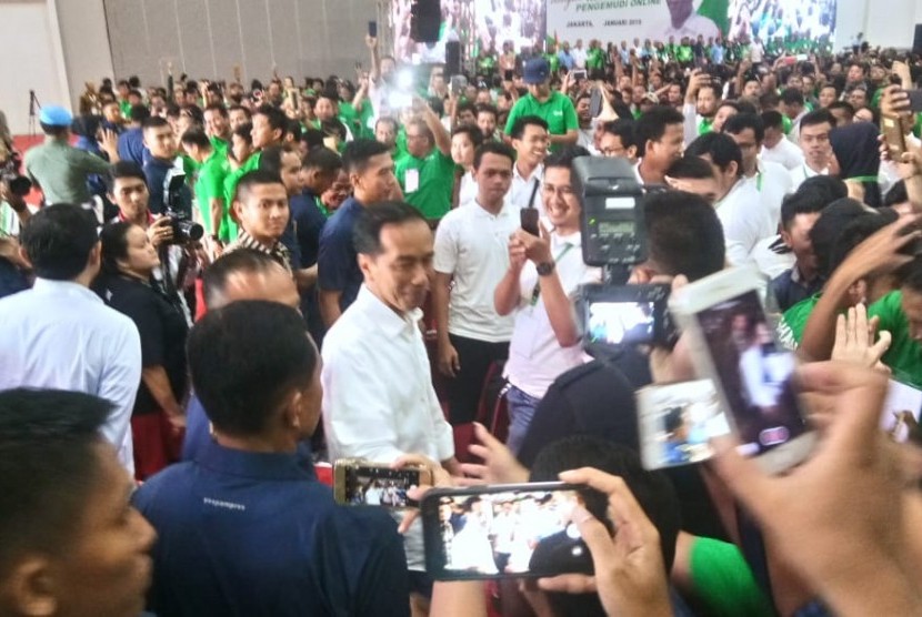 President Joko Widodo meets with online transportation drivers at Jakarta International Expo, Kemayoran, Jakarta, Saturday (Jan 12). 