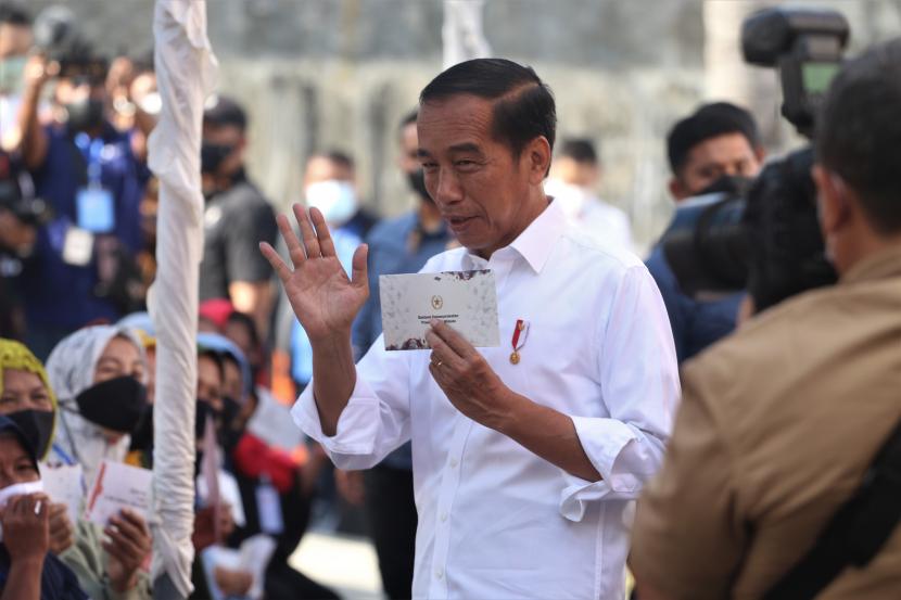 Presiden Joko Widodo bertemu dengan warga saat penyerahan bantuan BLT di Kota Baubau, Sulawesi Tenggara, Selasa (27/9/2022). Presiden Joko Widodo menyampaikan saat ini realisasi penyaluran Bantuan Subsidi Upah (BSU) telah mencapai 48,3 persen atau sekitar 7 juta penerima dari target sebesar 14,6 juta pekerja sedangkan untuk Bantuan Langsung Tunai (BLT) BBM telah tersalurkan sebesar 95,9 persen atau 19,7 juta keluarga penerima manfaat (KPM).