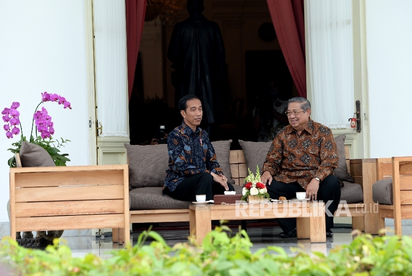 President Joko Widodo meets with former president and Chairman of the Democratic Party Susilo Bambang Yudhoyono (SBY) at the veranda of Presidential Palace, Jakarta, Thursday  (March 9).