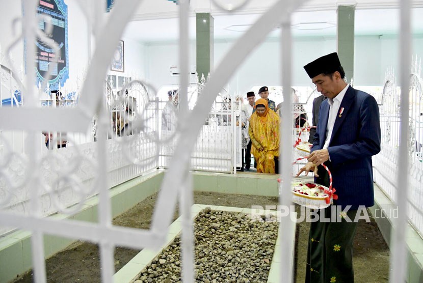 Presiden Joko Widodo berziarah ke makam pahlawan nasional TGKH Muhammad Zainuddin, Kamis (23/11).