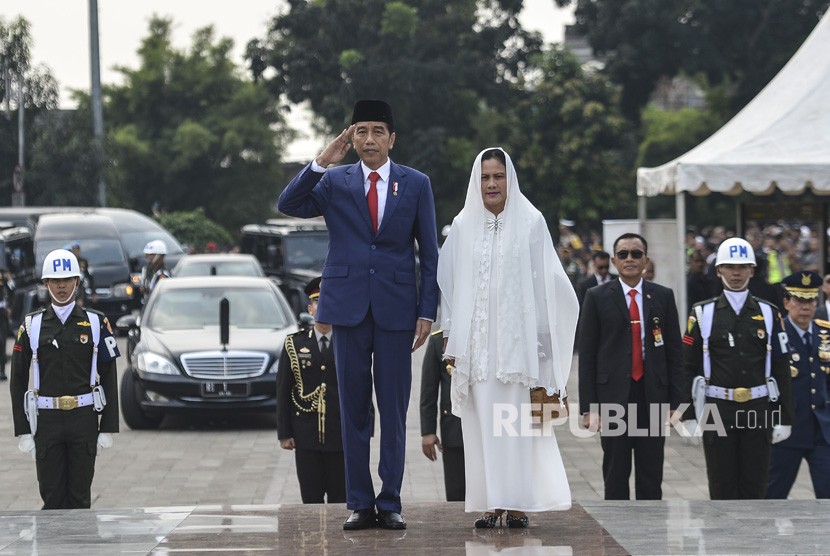 Presiden Joko Widodo beserta Ibu Negara Iriana Joko Widodo memberi hormat saat tiba di Taman Makam Pahlawan Nasional Utama (TMP) Kalibata, Jakarta, Ahad (2/6/2019). 