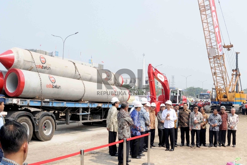  Presiden Joko Widodo beserta rombongan meninjau proyek pembangunan LRT, saat peletakan batu pertama (groundbreaking) tahap I di Jakarta, Rabu (9/9). (Republika/Agung Supriyanto)