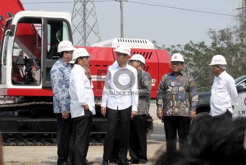  Presiden Joko Widodo beserta rombongan meninjau proyek pembangunan LRT, saat peletakan batu pertama (groundbreaking) tahap I di Jakarta, Rabu (9/9). (Republika/Agung Supriyanto)