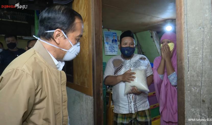 Presiden Joko Widodo blusukan bagikan sembako dan paket obat gratis kepada masyarakat.